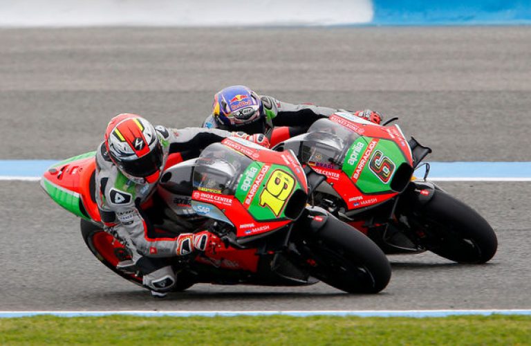 A Jerez Aprilia a punti con Stefan Bradl. Bautista scivola mentre lotta per la top ten
