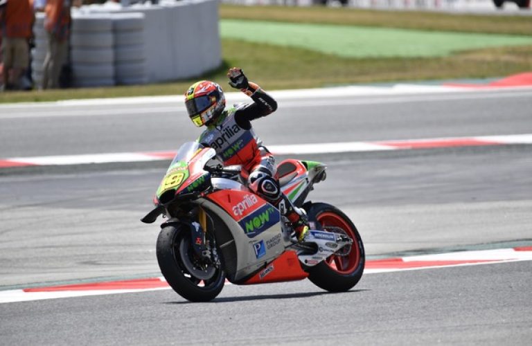 Bautista porta la sua Aprilia RS-GP all’ottavo posto nel GP di Catalogna. A punti anche Bradl