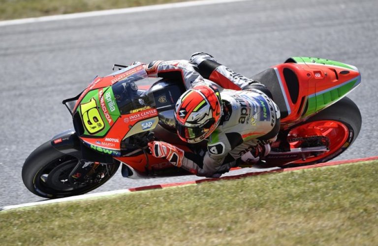 Bautista porta la sua Aprilia RS-GP al limite della top-10 nelle GP1. Feeling in crescita per Bradl
