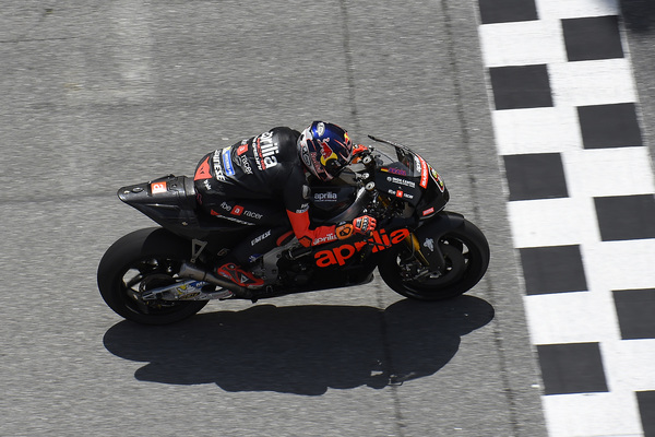 Seconda giornata di test MotoGP a Sepang: il lavoro di Bradl e Bautista sulle Aprilia RS-GP è rallentato da un lungo stop - Gresini Racing