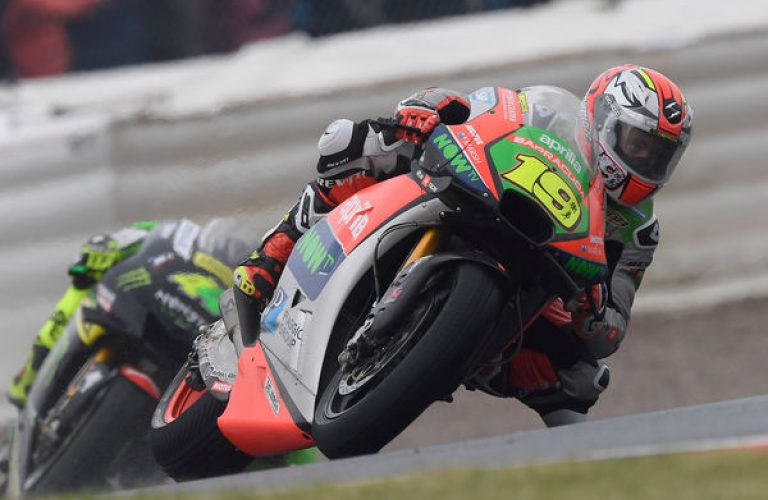 Bautista Porta Ancora La Sua Aprilia Rs-Gp Nella Top Ten. Bradl Fermato Da Una Caduta Nel Warm-Up