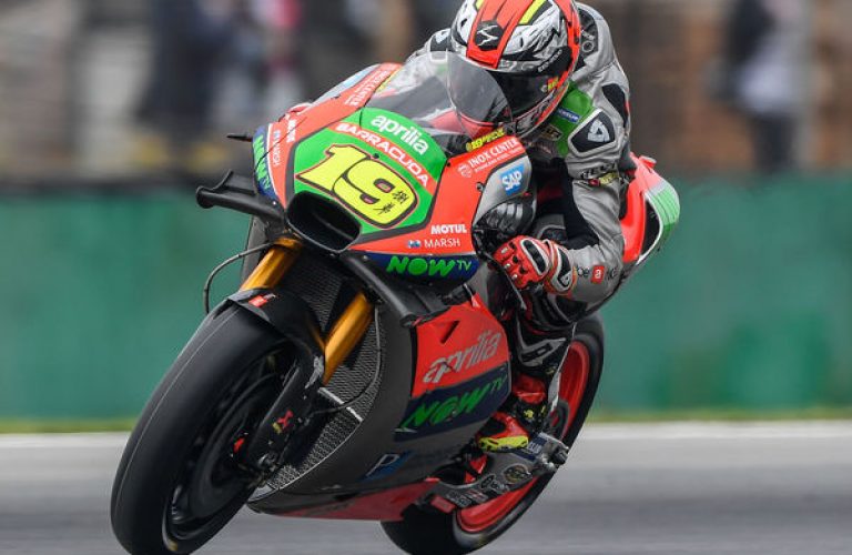 Aprilia Affronta L’Iconico Tracciato Di Silverstone‬