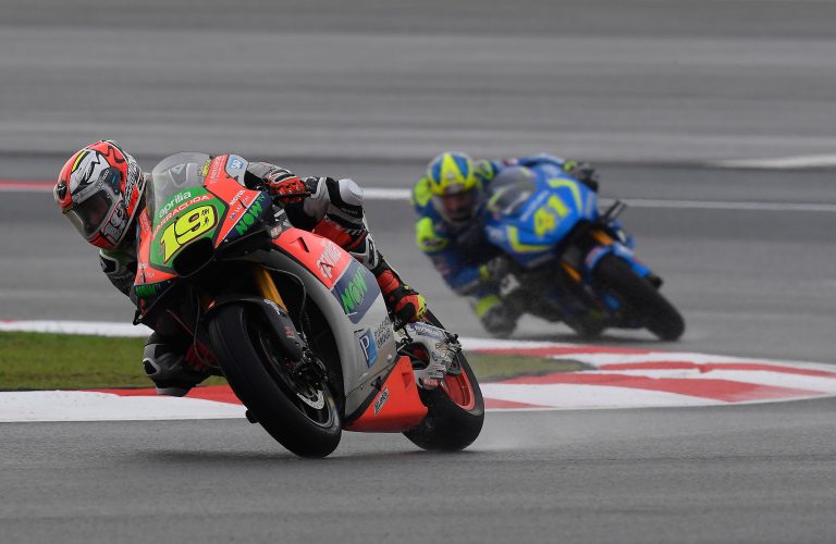 ‪Buona gara per Aprilia a Sepang‬: Bautista settimo sul bagnato, Bradl rallentato da una scivolata