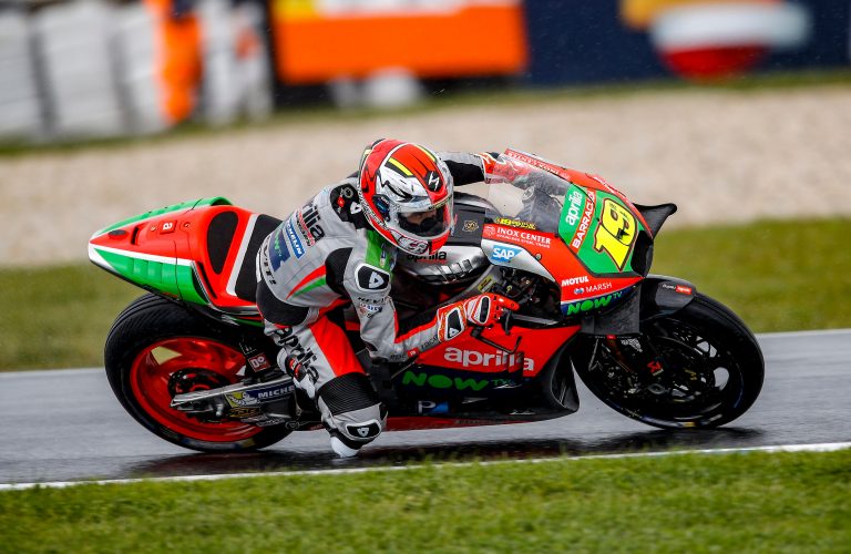 Il meteo condiziona le prime prove a Phillip Island: la pioggia costringe le Aprilia RS-GP ai box dopo una buona FP1