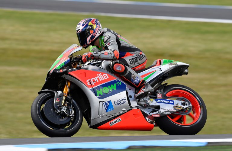 Aprilia coglie il suo miglior risultato in qualifica a Phillip Island: Bradl 8° in una giornata complicata dal meteo‬. Bautista in sesta fila