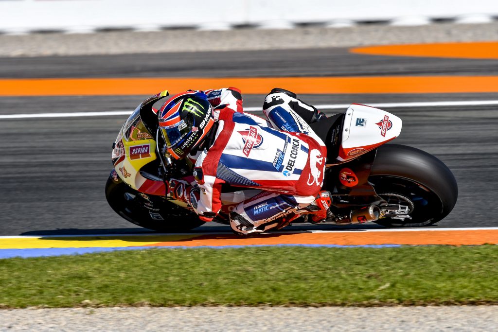 Sam Lowes and the team hard at work on opening day at Valencia - Gresini Racing