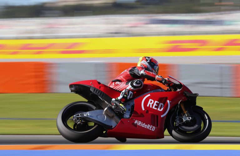 A Valencia in pista le Aprilia RS-GP in livrea (RED). Bautista e Bradl al lavoro per preparare la gara di domenica