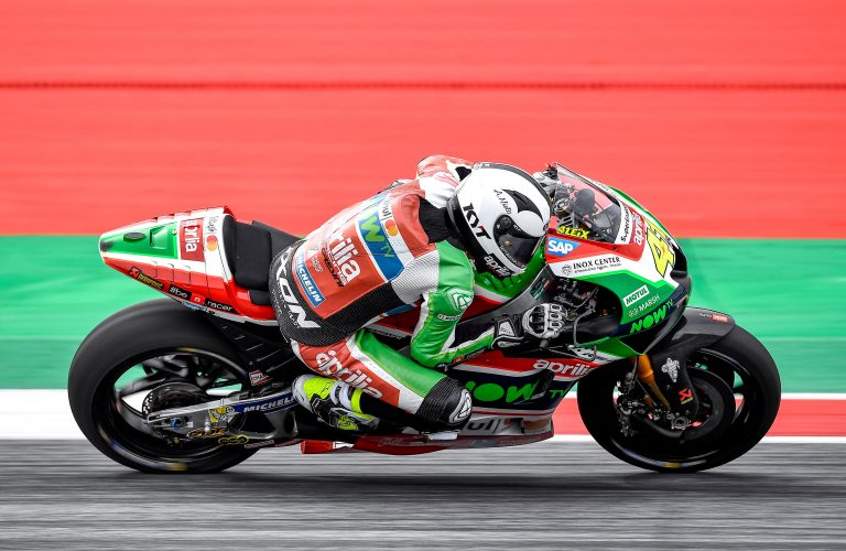 APRILIA A SILVERSTONE PER TORNARE IN ALTO