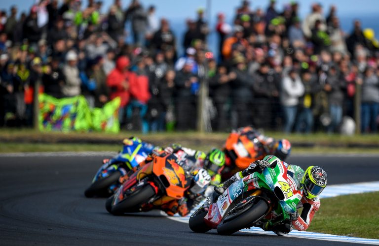 ALEIX ESPARGARO’ TIENE LA SUA APRILIA NEL GRUPPO DEI MIGLIORI MA UNA SCIVOLATA ALLA CURVA 1 LO METTE FUORI GIOCO