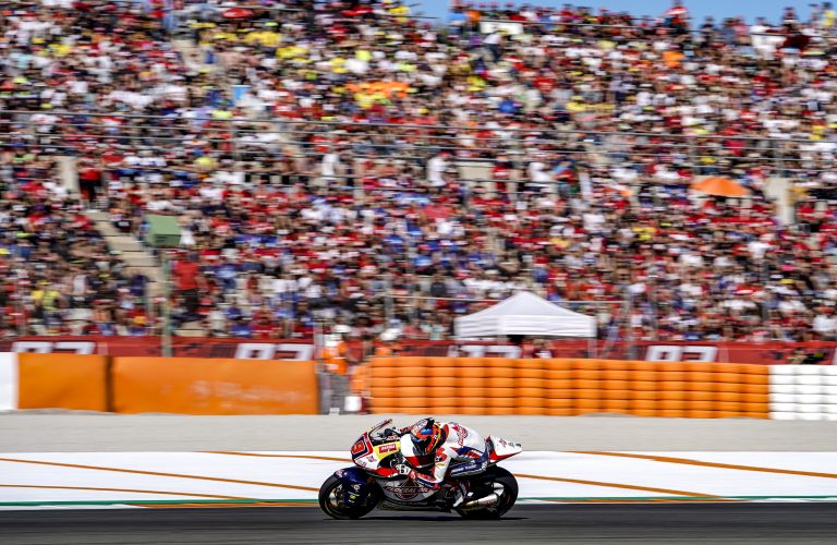 NAVARRO CRASHES OUT OF FINAL MOTO2 RACE OF 2017    