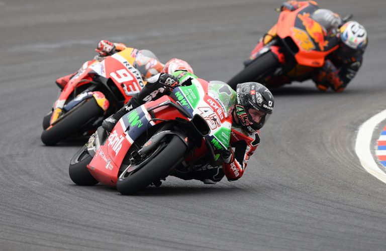 SCOTT REDDING COGLIE I PRIMI PUNTI IRIDATI SU APRILIA