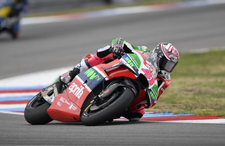 ALEIX ESPARGARÓ STRUGGLES BUT, CLAWING HIS WAY BACK FROM 24TH AT THE START, RIDES HIS RS-GP INTO THE POINTS