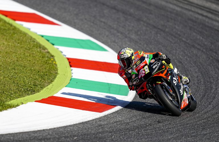 THE APRILIAS MAKE UP GROUND AND BOTH FINISH IN THE POINTS AT MUGELLO