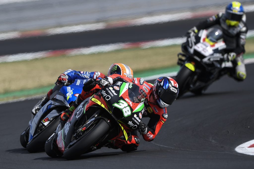 ALEIX ESPARGARÓ CRASHES OUT ON THE FIRST LAP, SMITH FINISHES IN THE POINTS - Gresini Racing