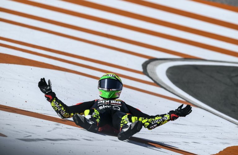 THE FIRST RACE IN VALENCIA DOES NOT SMILE ON TEAM APRILIA