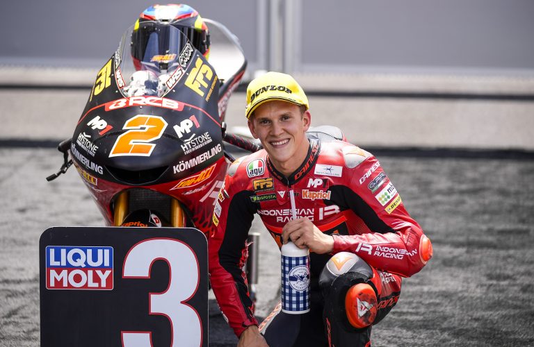 RODRIGO IN PRIMA FILA, ALCOBA SUBITO DIETRO