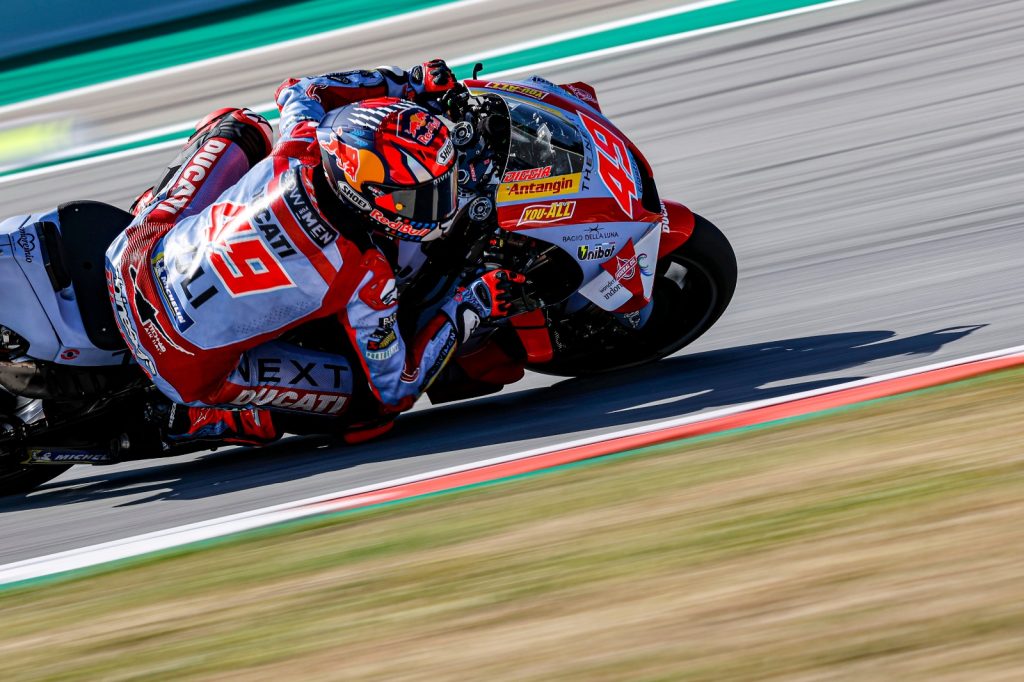 SCORCHING FRIDAY OF FREE PRACTICE AT MONTMELÓ WITH ENEA IN TOP3 - Gresini Racing