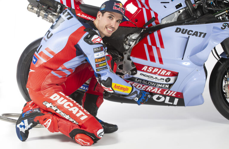 OLI ABBRACCIA I FRATELLI MARQUEZ NEL 2024