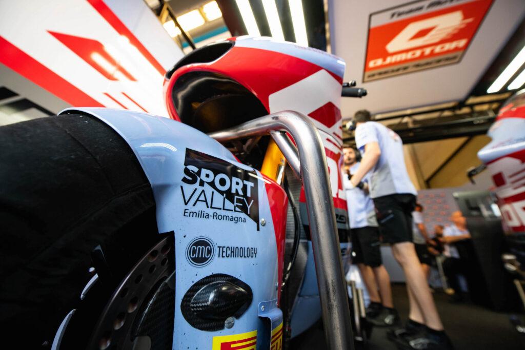 CMC TECHNOLOGY DOUBLES ITS SUPPORT: IN ADDITION TO THE FELO GRESINI MOTOE TEAM, IT BECOMES NOW TECHNICAL SPONSOR OF QJMOTOR GRESINI MOTO2 TOO, AND EXTENDS THE COMMITMENT IN BOTH CATEGORIES UNTIL 2025 - Gresini Racing