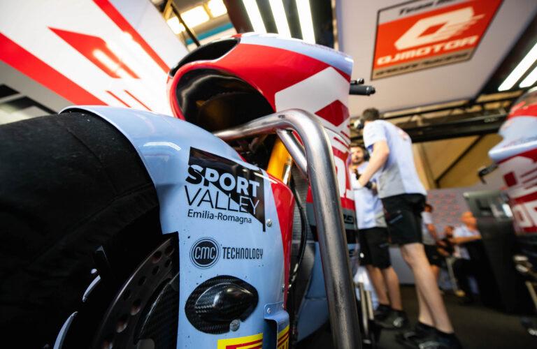 CMC TECHNOLOGY RADDOPPIA: OLTRE A SUPPORTARE IL TEAM FELO GRESINI MOTOE, DIVENTA INFATTI SPONSOR TECNICO DI QJMOTOR GRESINI MOTO2, ED ESTENDE L’IMPEGNO IN ENTRAMBE LE CATEGORIE FINO AL 2025