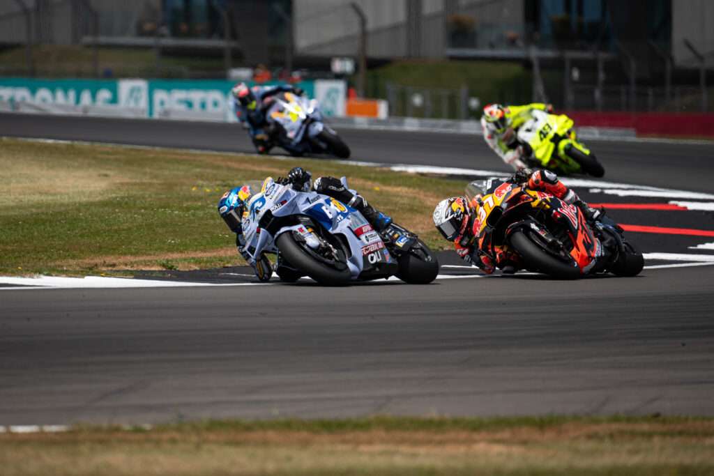 DOMENICA PAZZA A SILVERSTONE, ALEX TOP5 MENTRE FERMIN È NONO - Gresini Racing
