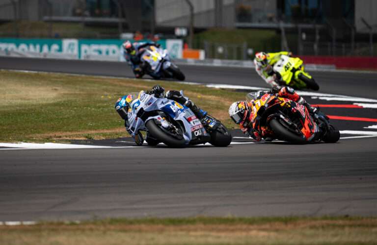 CRAZY WEEKEND AT SILVERSTONE: TOP 5 FOR ALEX, A NINTH PLACE FOR FERMIN   