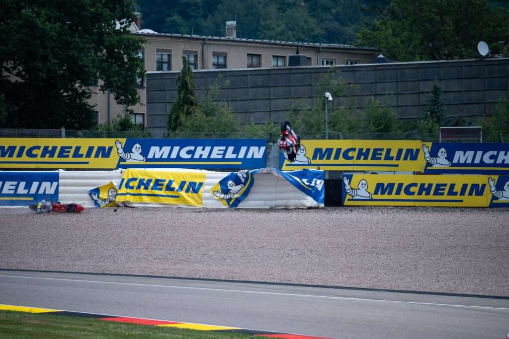 SOGNO DI UN PODIO INFRANTO: ARENAS “ACCOMPAGNATO ALL’USCITA” MENTRE LOTTAVA PER IL PODIO - Gresini Racing