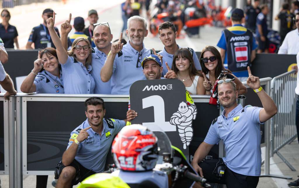 POLE POSITION E NUOVO LAP-RECORD ASSOLUTO PER FERRARI - Gresini Racing