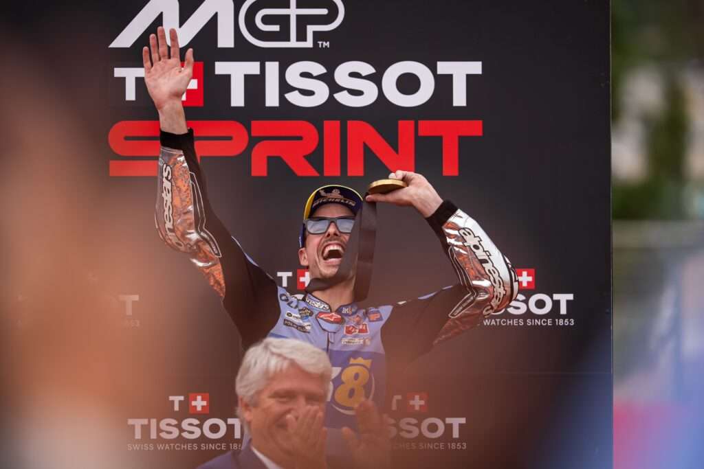 ALEX VOLA E VINCE A VALENCIA, FERMIN TOCCATO FUORI DAI PUNTI. - Gresini Racing