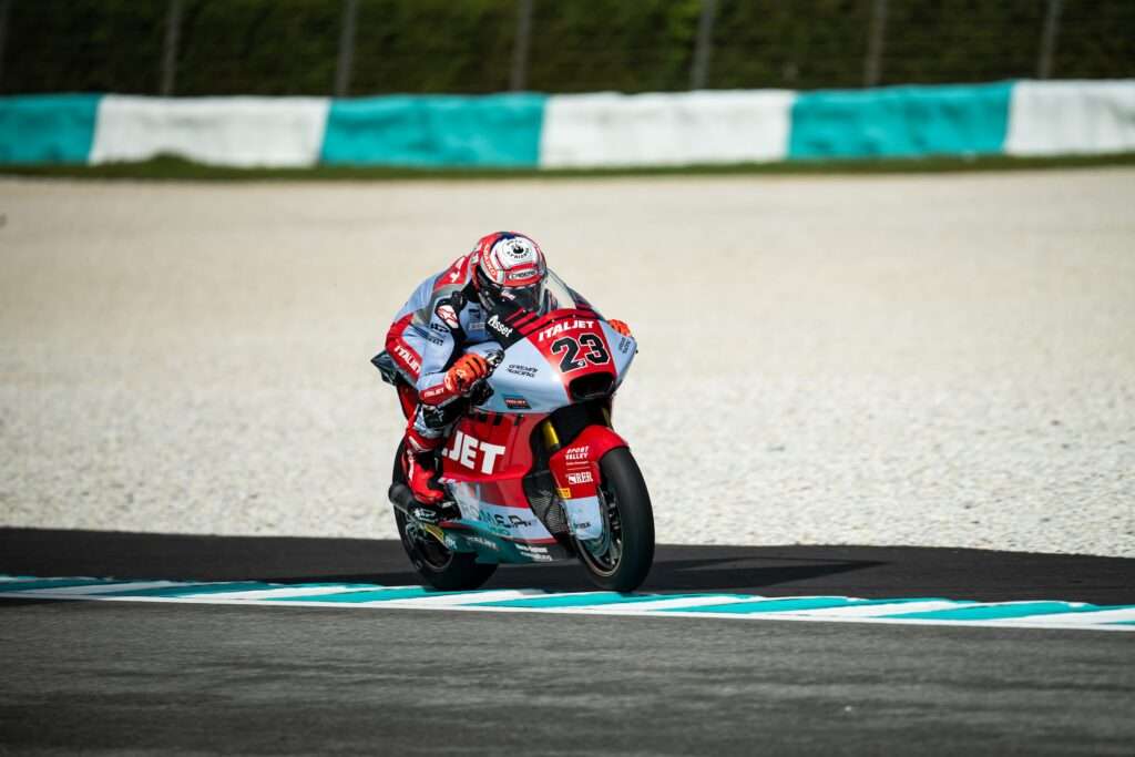 LOPEZ IMMEDIATELY FAST AT SEPANG. FERRARI IN THE LEARNING PHASE - Gresini Racing